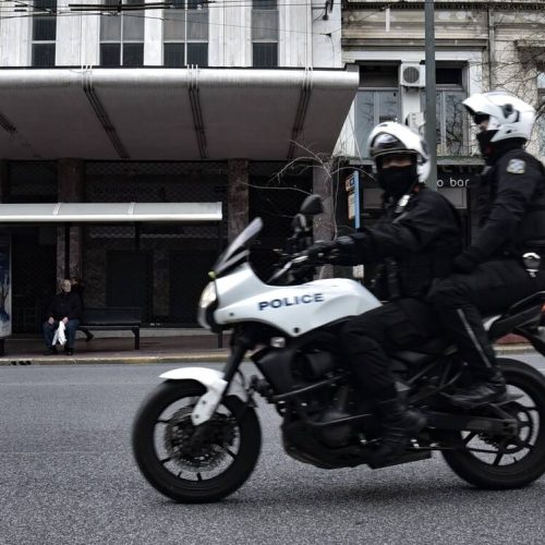 Αστυνομικοί της ΔΙ.ΑΣ. «ΠΡΟΛΑΒΑΝ» Γυναίκα πριν «ΒΟΥΤΗΞΕΙ» στο «ΚΕΝΟ» από τον 5ο όροφο ξενοδοχείου !