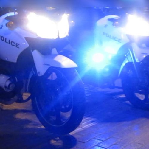 «18 ΧΡΟΝΩΝ» και «ΕΠΙΚΙΝΔΥΝΟΣ» – «Γκάζωσε» σε έλεγχο και «ΕΜΒΟΛΙΣΕ» μηχανή της «ΔΙ.ΑΣ.» – ΤΡΑΥΜΑΤΙΕΣ Αστυνομικοί