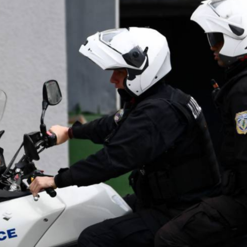 «ΕΠΕΙΣΟΔΙΑΚΗ» ΚΑΤΑΔΙΩΞΗ με «ΤΡΑΥΜΑΤΙΕΣ» αστυνομικούς της ομάδας ΔΙ.ΑΣ. – Τους «ΕΜΒΟΛΙΣΕ» ο δράστης