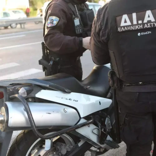 Πέρασε «κόκκινο» και «απείλησε» αστυνομικούς της ΔΙ.ΑΣ. – «Ξέρεις ποιος είμαι εγώ; – Μόλις πάμε στο τμήμα θα σε φτιάξω!»