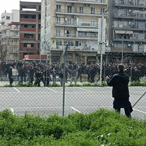 Θεσσαλονίκη: Κουκουλοφόροι επιτέθηκαν σε άτομα με ελληνικές σημαίες
