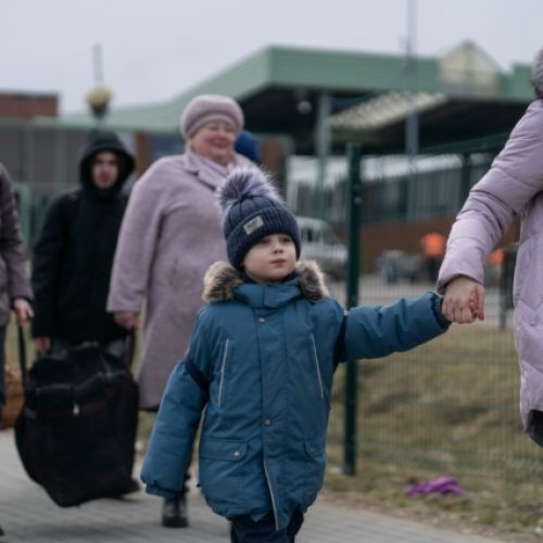 Displaced Ukrainians cross Medyka Border, Poland, on March 8, 2022./ Νεοαφιχθέντες Ουκρανοί πρόσφυγες περνούν απο την Ουκρανία στην Πολωνία απο τον συνοριακό σταθμό διέλευσης Μεντύκα, στις 8 Μαρτίου, 2022.