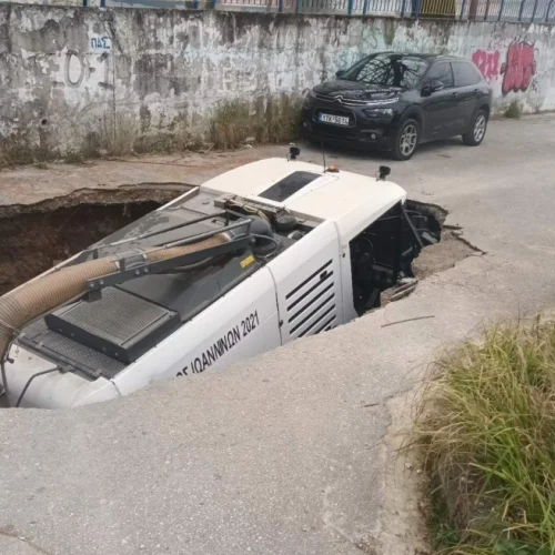 Ιωάννινα: Μεγάλη καθίζηση «κατάπιε» όχημα καθαριότητας του δήμου
