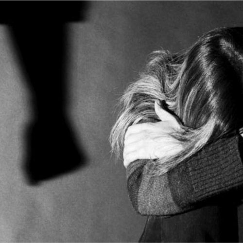 ΜΗΤΕΡΑ – ΤΕΡΑΣ: ΣΟΚ – Δάγκωνε και έδερνε τα 4 παιδιά της και τον σύζυγό της!