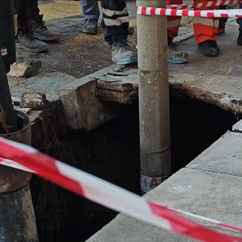 ΑΝΟΙΞΕ Η ΓΗ ΚΑΙ ΜΑΣ ΚΑΤΑΠΙΕ ΣΤΟ ΠΑΓΚΡΑΤΙ – ΤΡΥΠΑ ΣΤΟ ΕΔΑΦΟΣ ΔΗΜΙΟΥΡΓΗΣΕ ΚΥΚΛΟΦΟΡΙΑΚΟ ΚΟΜΦΟΥΖΙΟ