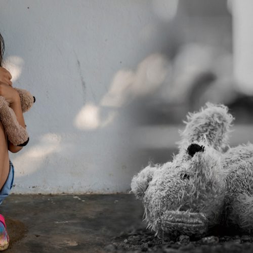 «ΣΟΚ» στη Θεσσαλονίκη – «ΑΝΔΡΟΓΥΝΟ» κατηγορείται ότι «ΒΙΑΖΕ» τα παιδιά του