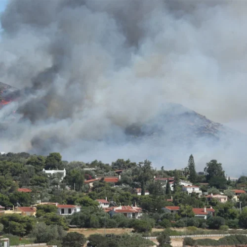 Σε «ύφεση» η πυρκαγιά στην Παλαιά Φώκαια – «Μάχη» με διάσπαρτες εστίες