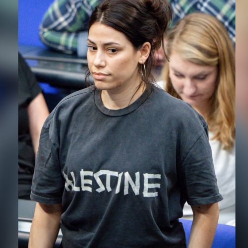 Γερμανία: «Αποβλήθηκε» βουλευτής γιατί φορούσε μπλούζα που έγραφε «Παλαιστίνη»