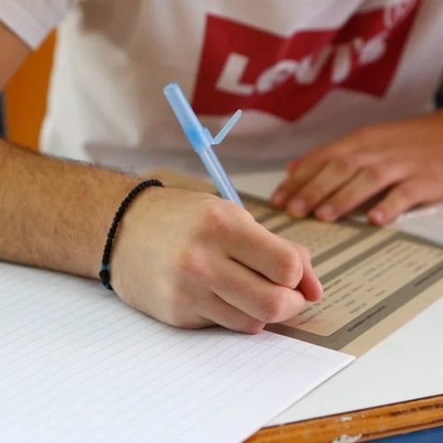 Πανελλαδικές 2025: Οι απαντήσεις σε Φυσική, Ιστορία και Οικονομία στα Γενικά Λύκεια