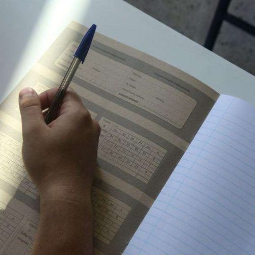 Πανελλαδικές 2025: «Μηδενίστηκε» μαθητής που αντέγραφε στην Εύβοια – «Όλοι το κάνουν» διαμαρτυρήθηκαν οι εκπαιδευτικοί γονείς του