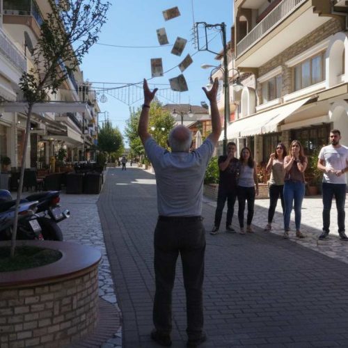 Καστοριά – Ηλικιωμένος βγήκε στο δρόμο και πετούσε 50ευρα