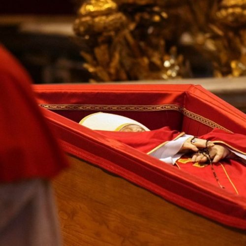 Η Ρώμη «ΠΑΓΩΝΕΙ» Το τελευταίο αντίο στον Πάπα Φραγκίσκο – Οι άγνωστες λεπτομέρειες της τελετής και της ταφής
