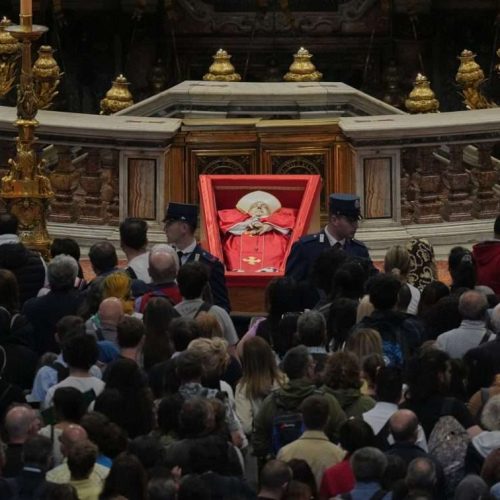 ΚΗΔΕΙΑ-ΜΗΝΥΜΑ του Πάπα Φραγκίσκου: Ξύλινο φέρετρο, αυστηρό dress code και… αντίο στο Βατικανό!