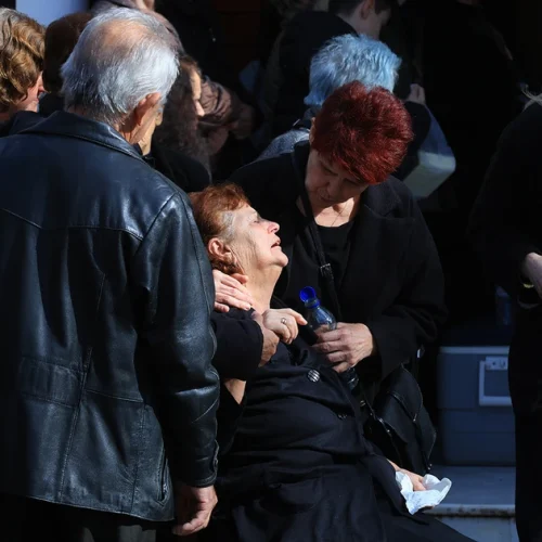 Τραγωδία στη Βιολάντα: Σε κλίμα οδύνης η κηδεία της Έλενας Κατσαρού στα Τρίκαλα