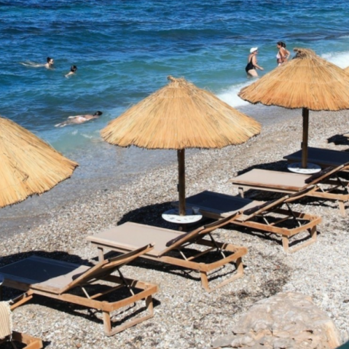 Κασσάνδρα: Συνεχίζεται η «επιχείρηση» για να απομακρυνθούν ομπρέλες και εξοπλισμός από παραλίες