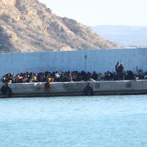 Η κυβέρνηση μοιράζει μηνιαία επιδόματα σε παράνομους μετανάστες την ώρα που η χώρα πεινάει