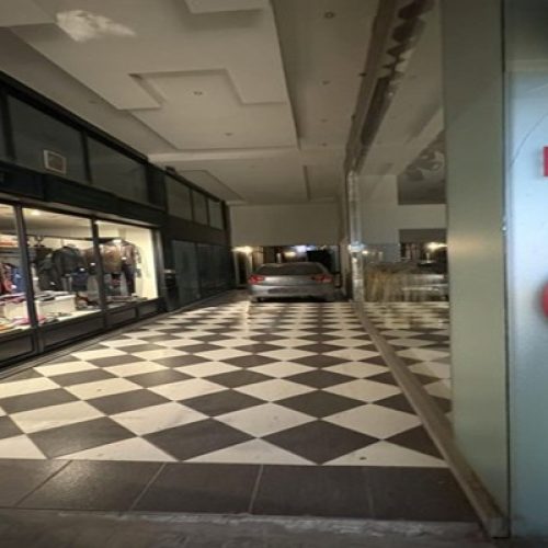 Πάρκαρε το αυτοκίνητο μέσα σε εμπορική στοά στο Χαλάνδρι