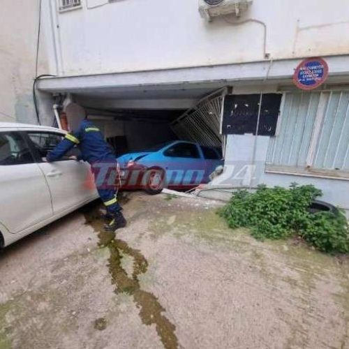 Πάτρα: Οδηγός γκρέμισε καγκελόπορτα και παρέσυρε αυτοκίνητο προσπαθώντας…να παρκάρει