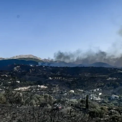 Φόβοι για μόλυνση σε νερό και αέρα – Γιατί οι αρχές απαγορεύουν την επαφή με τη στάχτη