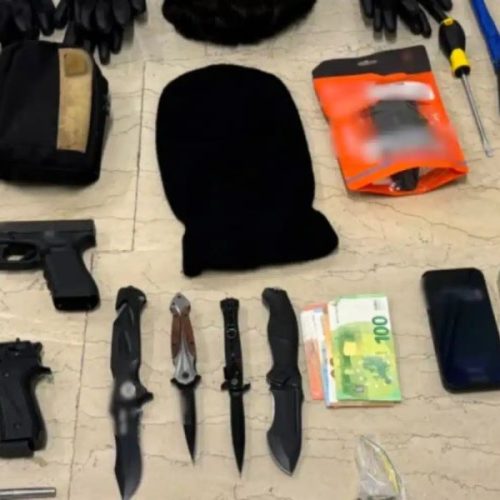Πάτρα: Συνελήφθη καταζητούμενος για επιθέσεις σε νυχτερινά μαγαζιά – Κατασχέθηκαν όπλα και μαχαίρια