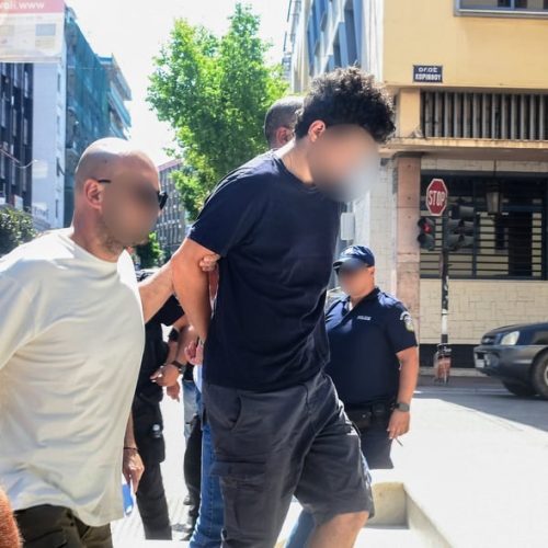 Πήγε να καταθέσει υπέρ του 25χρονου και βρέθηκε με χειροπέδες – Η απίστευτη ανατροπή στην υπόθεση της φωτιάς στη Πάτρα