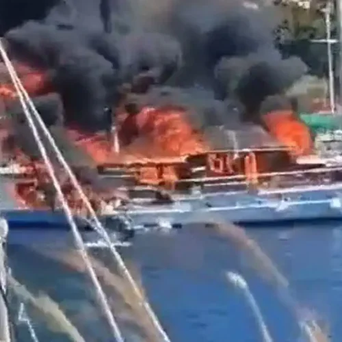Παξοί: Δύο τουριστικά σκάφη τυλίχθηκαν στις φλόγες στο λιμάνι του Γαΐου