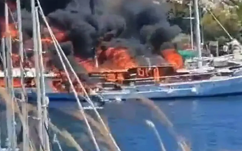 Παξοί: Δύο τουριστικά σκάφη τυλίχθηκαν στις φλόγες στο λιμάνι του Γαΐου