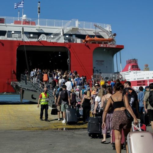«Φωτιά» στις μετακινήσεις στον Πειραιά – Γεμάτα φεύγουν τα πλοία