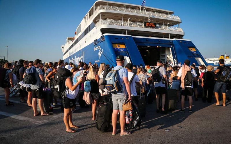 Το αδιαχώρητο στον Πειραιά: Ουρές και ταλαιπωρία λόγω της εξόδου των αδειούχων και των ισχυρών ανέμων