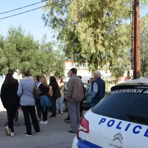 Γονιός Ούρλιαζε και Απειλούσε Μέσα σε Σχολείο – Επέμβαση της Αστυνομίας