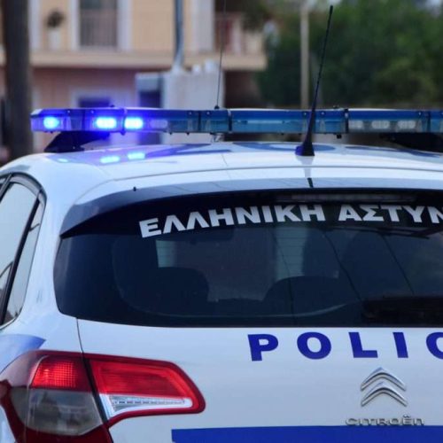 Ελεύθερη με περιοριστικό όρο η 72χρονη που μαχαίρωσε τον ληστή της – Της αναγνωρίστηκε ότι ήταν σε άμυνα