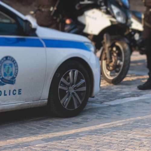 Συμμορία κοριτσιών στην Ακρόπολη – Έριξαν 14χρονη και της άρπαξαν την αλυσίδα!