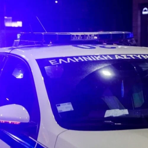 Νέα Σμύρνη – Ένοπλοι «μπούκαραν» σε ζαχαροπλαστείο, απείλησαν την υπάλληλο και άρπαξαν τις εισπράξεις