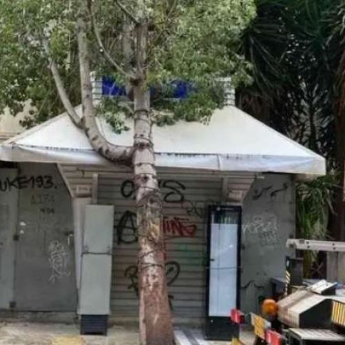 «ΤΡΑΓΙΚΟ»: Ο Δήμος Λαγκαδά έβαλε κολωνάκια έξω από περίπτερο κι η ΕΛ.ΑΣ. επέβαλλε πρόστιμο στον ιδιοκτήτη!