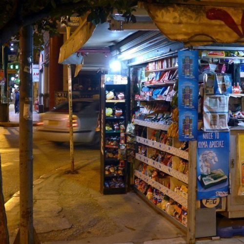 Θεσσαλονίκη: Πήγε να ληστέψει περίπτερο, αλλά… έφυγε μόνο με μπύρες