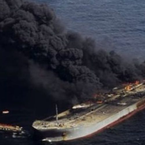 Νυχτερινή επίθεση σε πετρελαιοφόρα ανοιχτά της Βασόρας – Πώς χτυπήθηκαν τα πλοία μέσα στα ιρακινά ύδατα