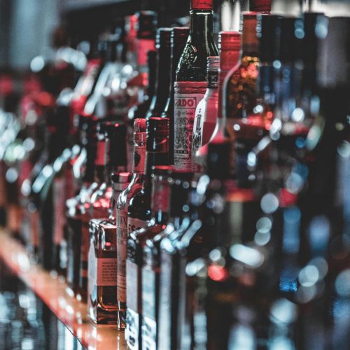 Έλεγχοι της ΕΛ.ΑΣ. στον Πειραιά: Ανήλικοι με αλκοόλ σε νυχτερινό κατάστημα