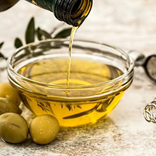 Το viral «σφηνάκι» ελαιόλαδου το πρωί: Μόδα ή πραγματικό όφελος για την υγεία;