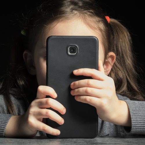 Η Γαλλία λέει «όχι» στα social media για κάτω των 15 – Τι κάνουν οι υπόλοιπες χώρες
