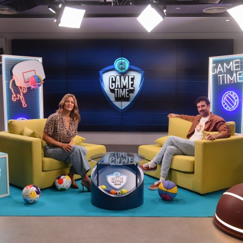 Ο Τάσος Δέδες στο Allwyn Game Time περιγράφει αγώνα της ΑΕΚ και υποδύεται τον Θανάση Βέγγο