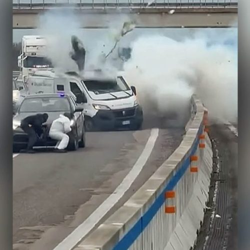 Ιταλία: Κουκουλοφόροι λήστεψαν χρηματοαποστολή στην εθνική οδό!(Vid)