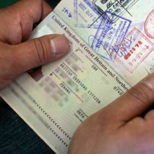 «Ανήλικοι» Αιγύπτιοι συνελήφθησαν με πλαστά έγγραφα «αιτούντων ασύλου» – Τα «παρέλαβαν» από κρύπτη σε παρτέρι