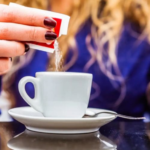 Σοκάρει νέα έρευνα: Τα τεχνητά γλυκαντικά «γερνούν» τον εγκέφαλο – Δείτε ποιοι είναι πιο ευάλωτοι