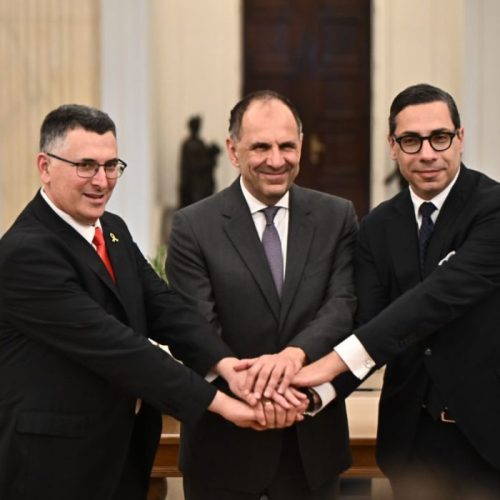 ΟΙ ΚΥΠΡΙΟΙ ΒΓΑΖΟΥΝ «ΣΤΗ ΣΕΝΤΡΑ» ΤΟΝ ΓΕΡΑΠΕΤΡΙΤΗ