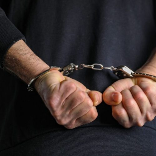 Εξάρχεια: Συνελήφθησαν οι γιοι πρώην υπουργού με πτυσσόμενα γκλομπ