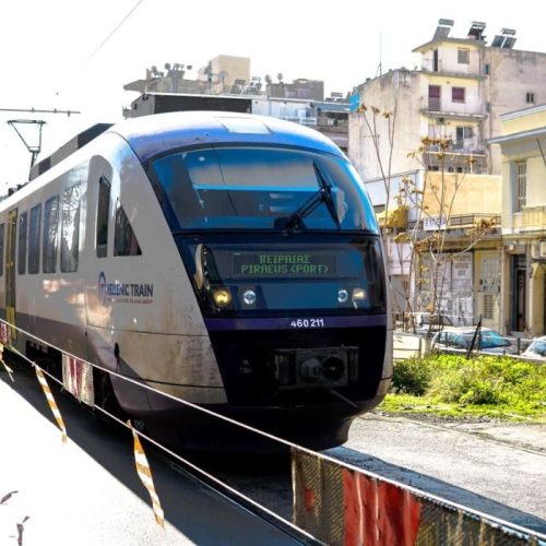 Τραγωδία στο Μεταξουργείο: Πεζός παρασύρθηκε από συρμό του Προαστιακού και σκοτώθηκε