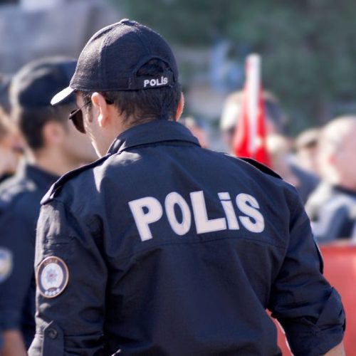 Σμύρνη: Επίθεση σε αστυνομικό τμήμα – Νεκροί δύο αστυνομικοί