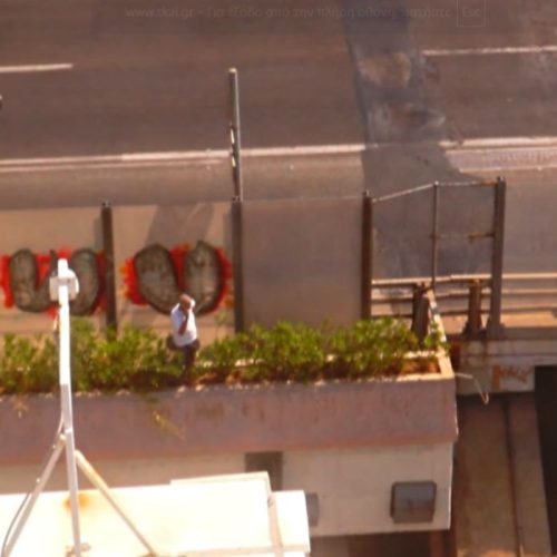 Σοκ στον Κηφισό: Άνδρας απειλεί να πέσει από γέφυρα!