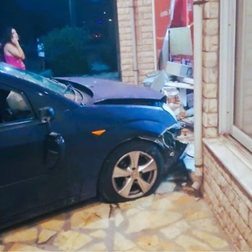 Τροχαίο σοκ στο Μεσολόγγι: Αυτοκίνητο «καρφώθηκε» σε κατάστημα – Ο οδηγός εξαφανίστηκε