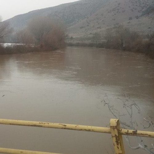 Θεσσαλία σε κόκκινο συναγερμό: Πλημμύρισαν Πηνειός και Ενιπέας, μήνυμα 112 για εκκένωση οικισμών!